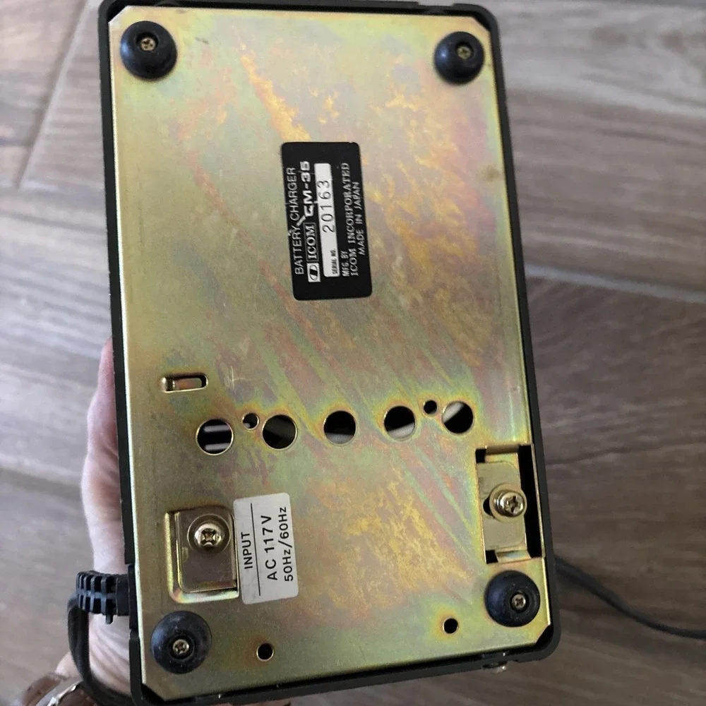 Icom AC Battery Charger BC-35 Lights Come On